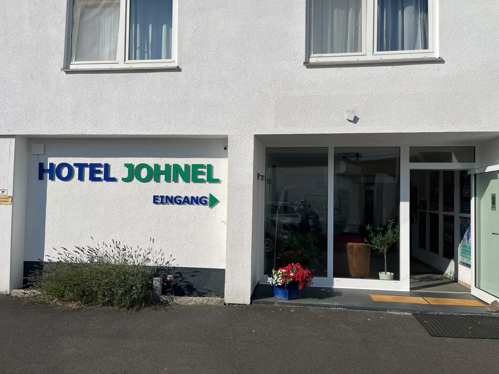 Eingang des Hotel Johnel