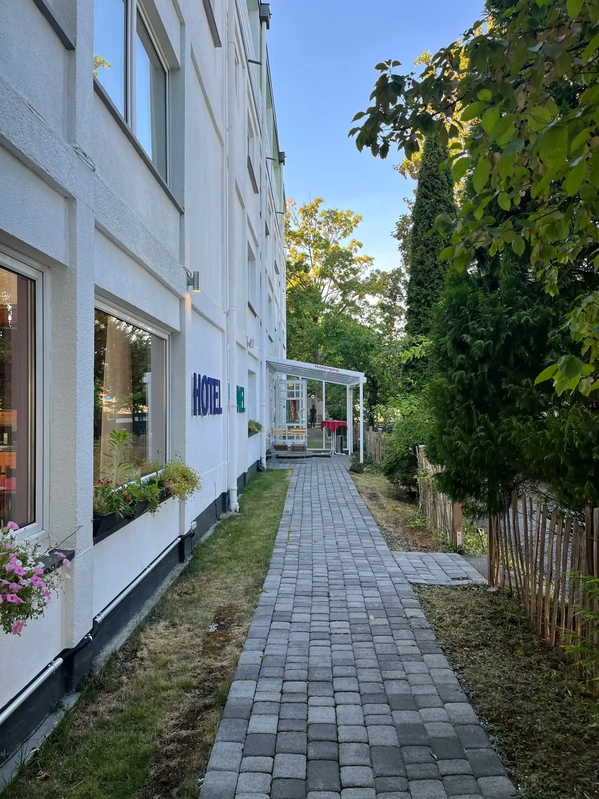 Weg zum Hoteleingang