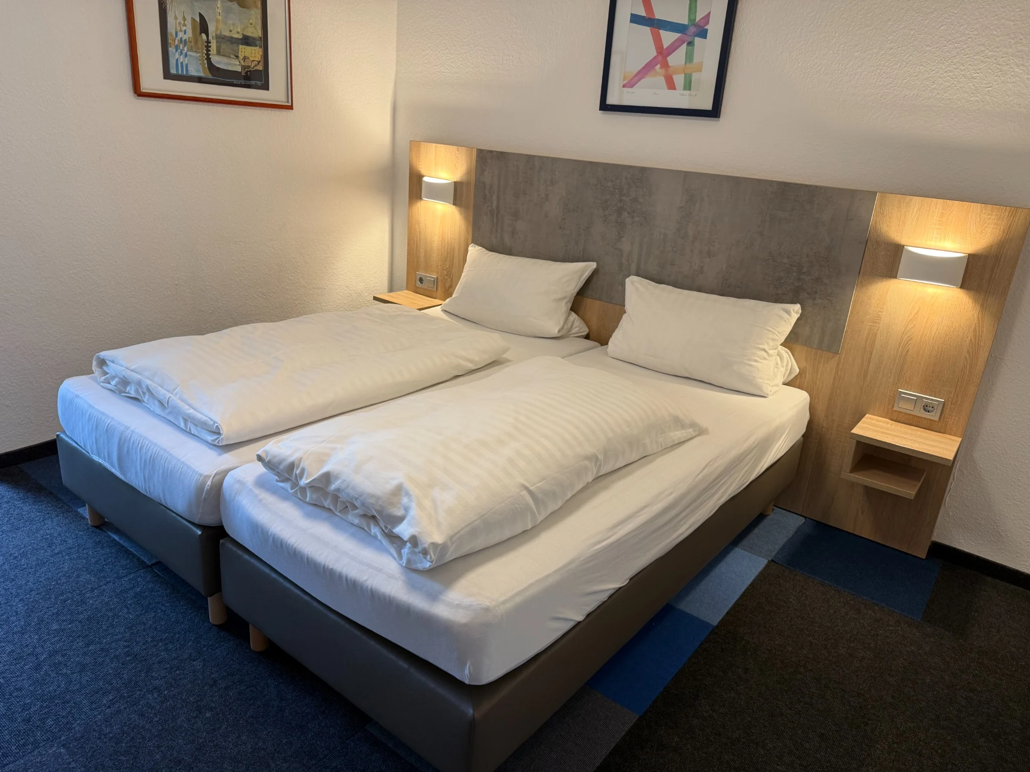 Doppelbett aus weiterer Perspektive