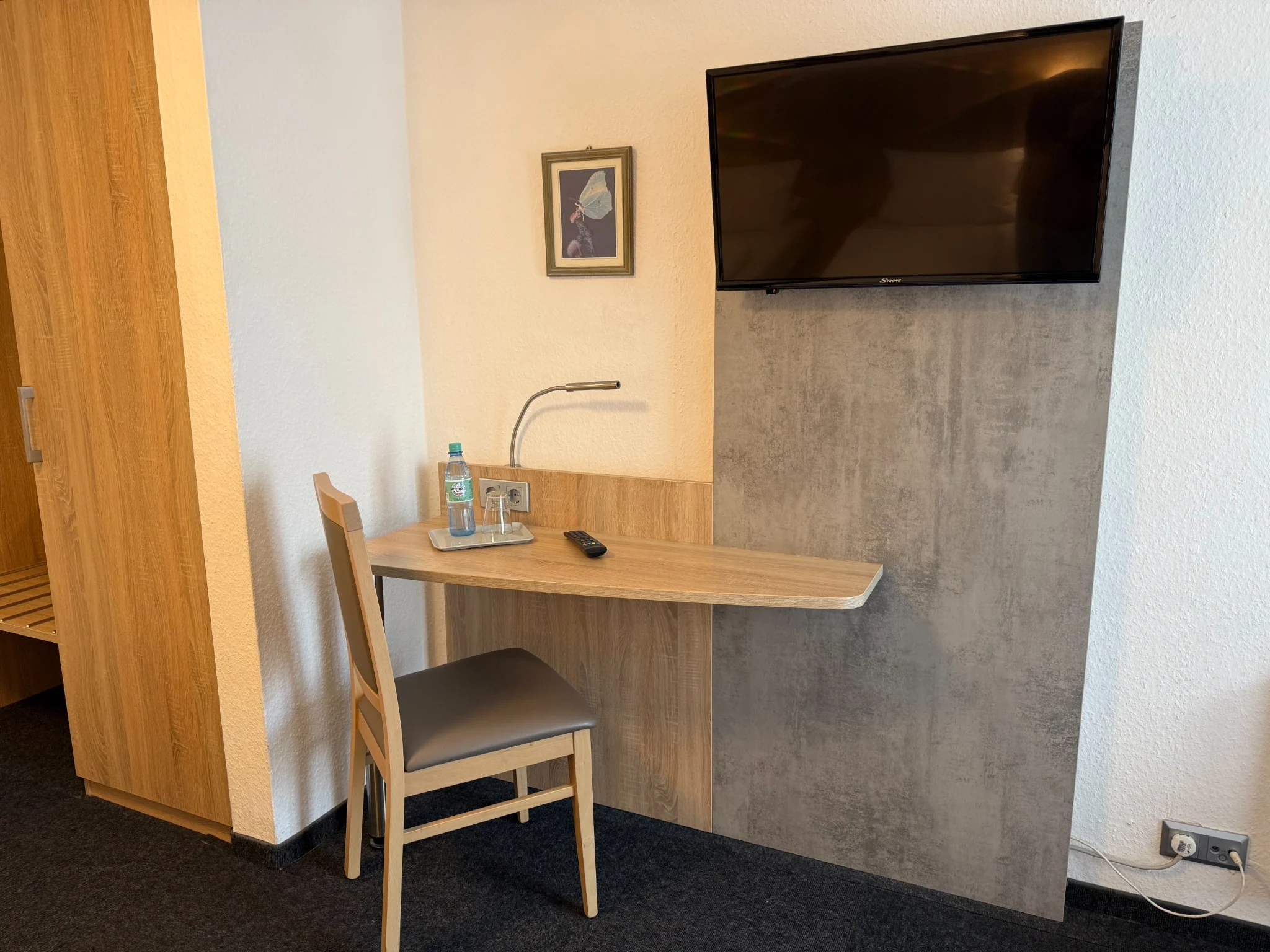 Schreibtisch und Fernseher im Doppelzimmer