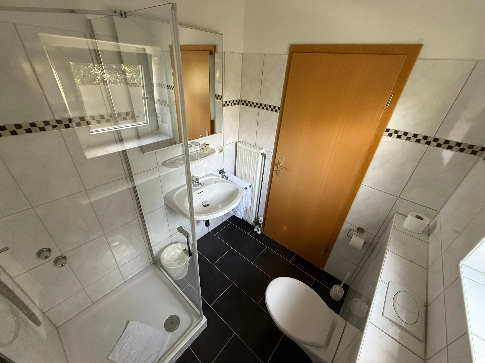Weitere Ansicht des Badezimmers im Doppelzimmer