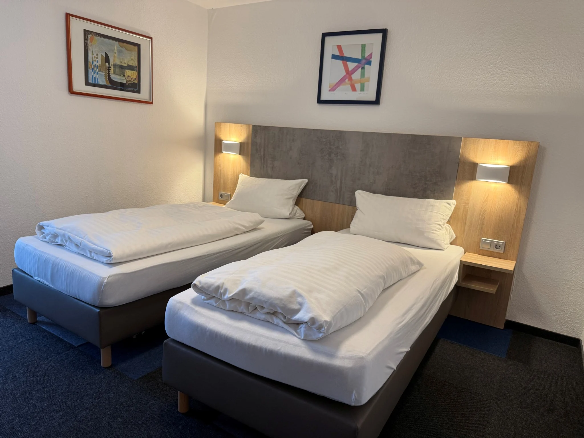 Zweibettzimmer mit zwei getrennten Einzelbetten